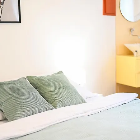 Center - Vibrant & Colorful Apartment *