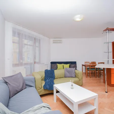 Center - Vibrant & Colorful Apartment